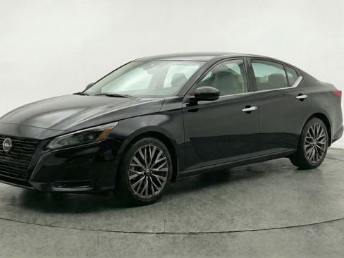 Used 2025 Nissan Altima 2.5 SV image 3
