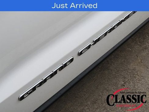 Used 2019 Jeep Grand Cherokee Laredo image 17