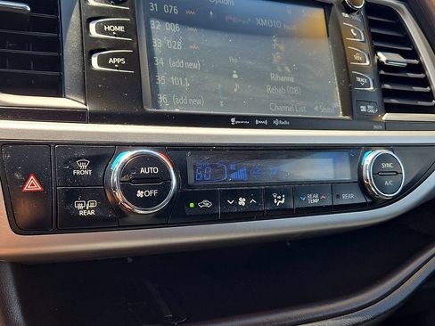 Used 2017 Toyota Highlander XLE w/ Protection Package #3 AWD/4WD image 18