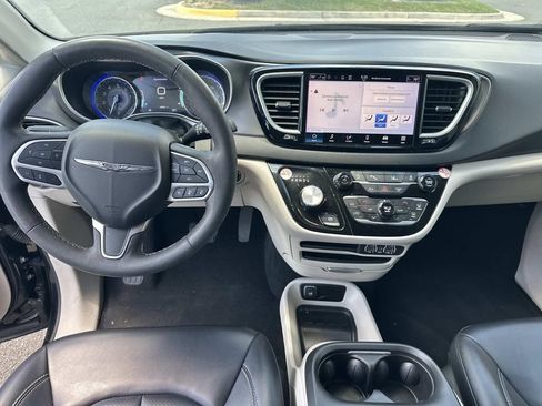 Used 2024 Chrysler Pacifica Touring-L FWD image 18