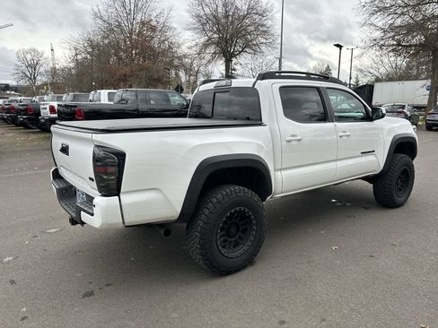 Used 2017 Toyota Tacoma TRD Off-Road w/ Premium & Technology Package image 4