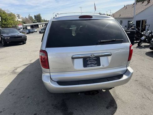 Used 2001 Chrysler Town & Country Limited image 4