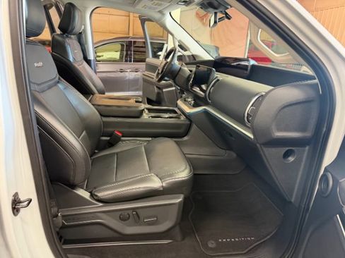 Used 2025 Ford Expedition Platinum AWD/4WD image 21
