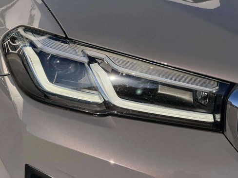 Used 2022 BMW 530e xDrive image 9