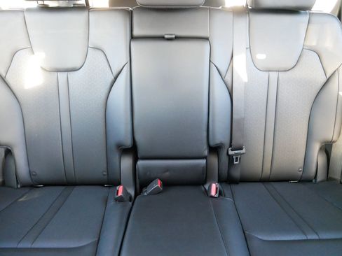 Certified 2022 Kia Sorento S w/ Panoramic Sunroof Package image 13