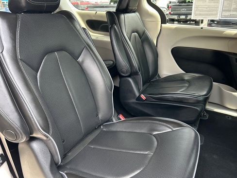 Used 2020 Chrysler Pacifica Limited image 22