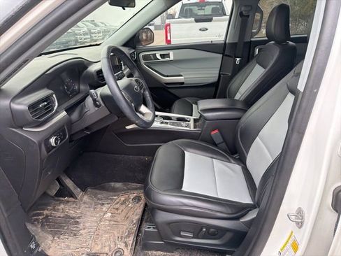 Used 2023 Ford Explorer XLT w/ Equipment Group 202A image 4