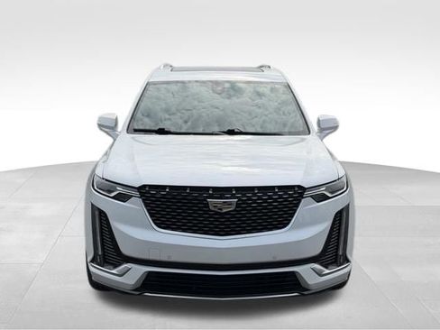 Used 2022 Cadillac XT6 Premium Luxury AWD/4WD image 2