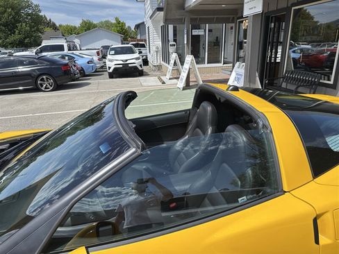 Used 2005 Chevrolet Corvette Coupe w/ Preferred Equipment Group RWD image 22