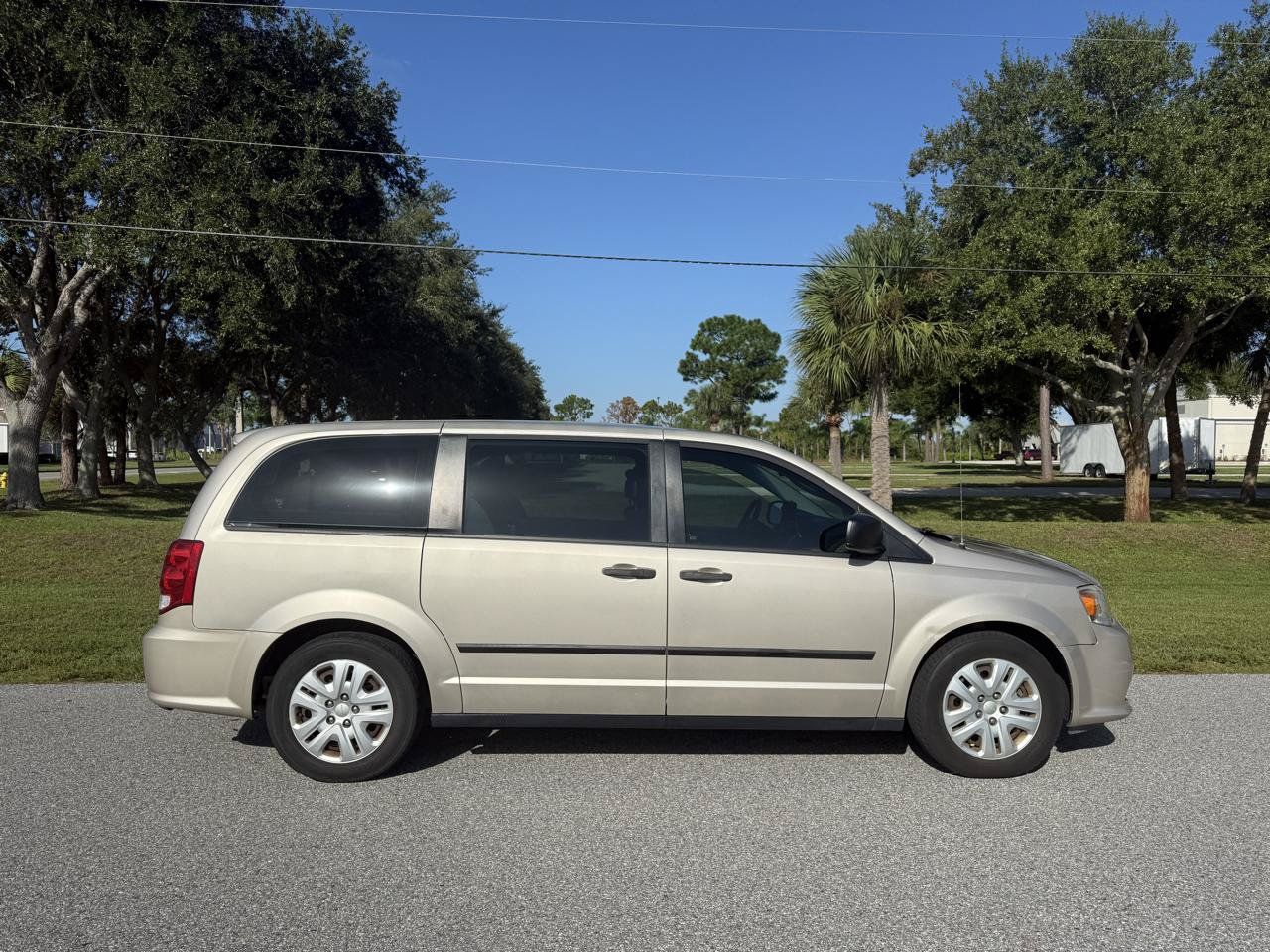 Used 2015 Dodge Grand Caravan American Value Package w/ UConnect Hands-Free Group FWD image 2