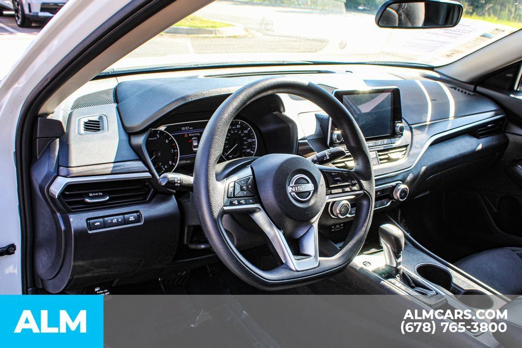 Used 2025 Nissan Altima 2.5 SV FWD image 21