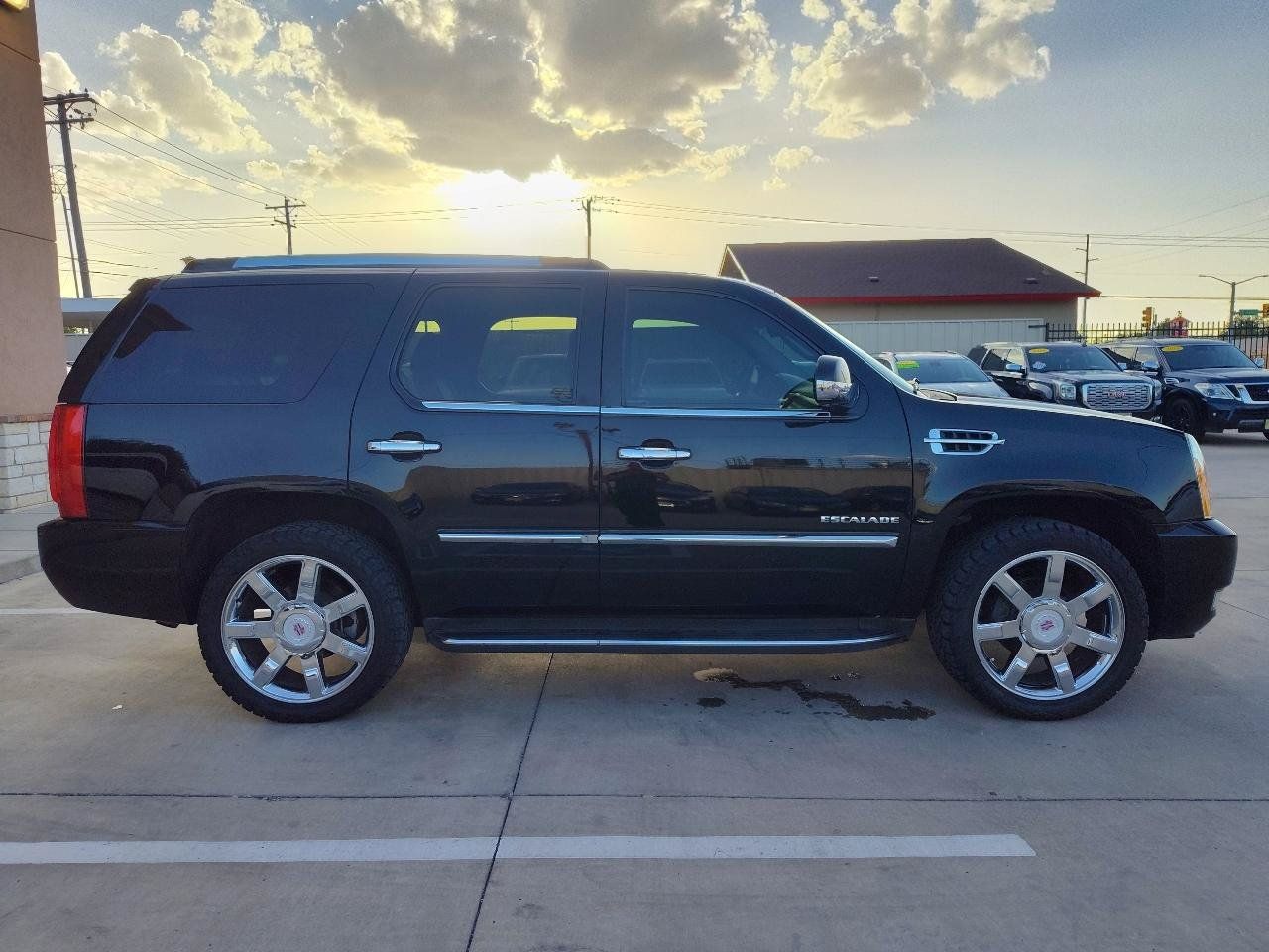 Used 2012 Cadillac Escalade Luxury RWD image 3