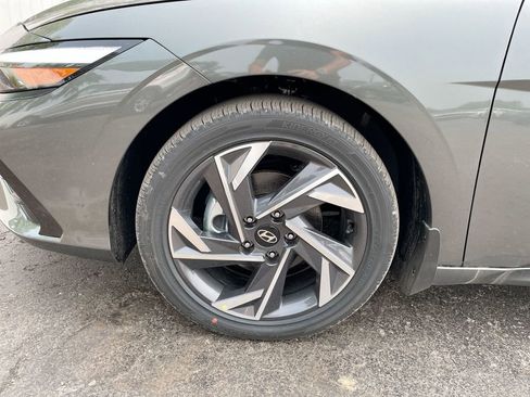 New 2025 Hyundai Elantra Limited image 35