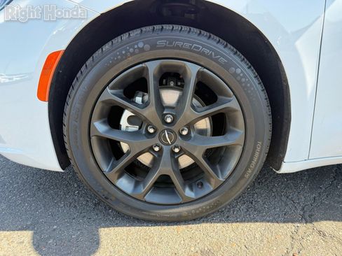 Used 2025 Chrysler Pacifica Limited image 10