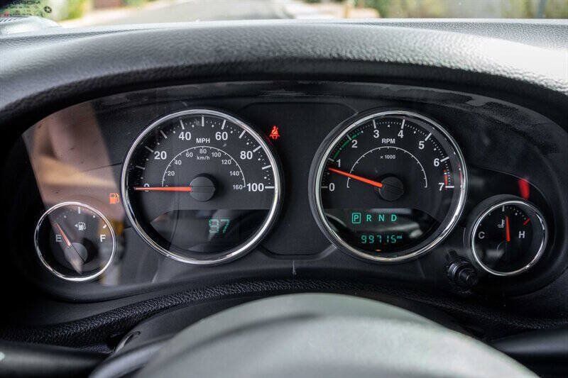 Used 2017 Jeep Wrangler Unlimited Sahara w/ Connectivity Group AWD/4WD image 12