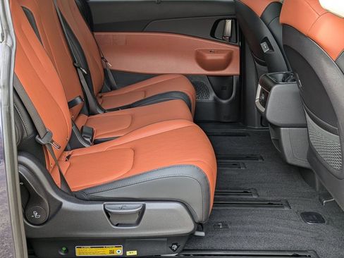 Used 2025 Kia Carnival EX image 23