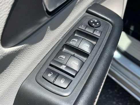 Used 2020 Chrysler Pacifica Touring FWD image 25