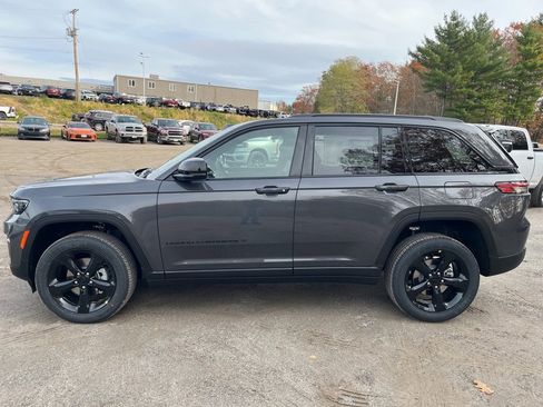New 2025 Jeep Grand Cherokee Altitude image 4