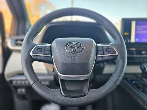 Used 2025 Toyota Sienna Platinum image 25