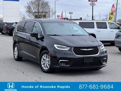Used 2023 Chrysler Pacifica Touring-L image 1