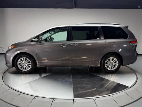 Used 2014 Toyota Sienna XLE FWD image 4