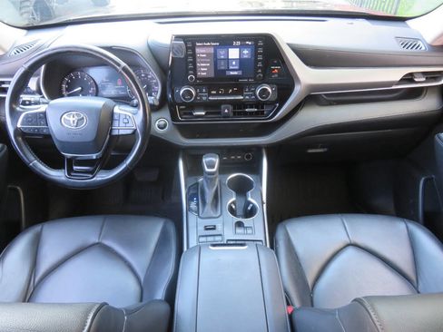 Used 2020 Toyota Highlander XLE AWD/4WD image 12