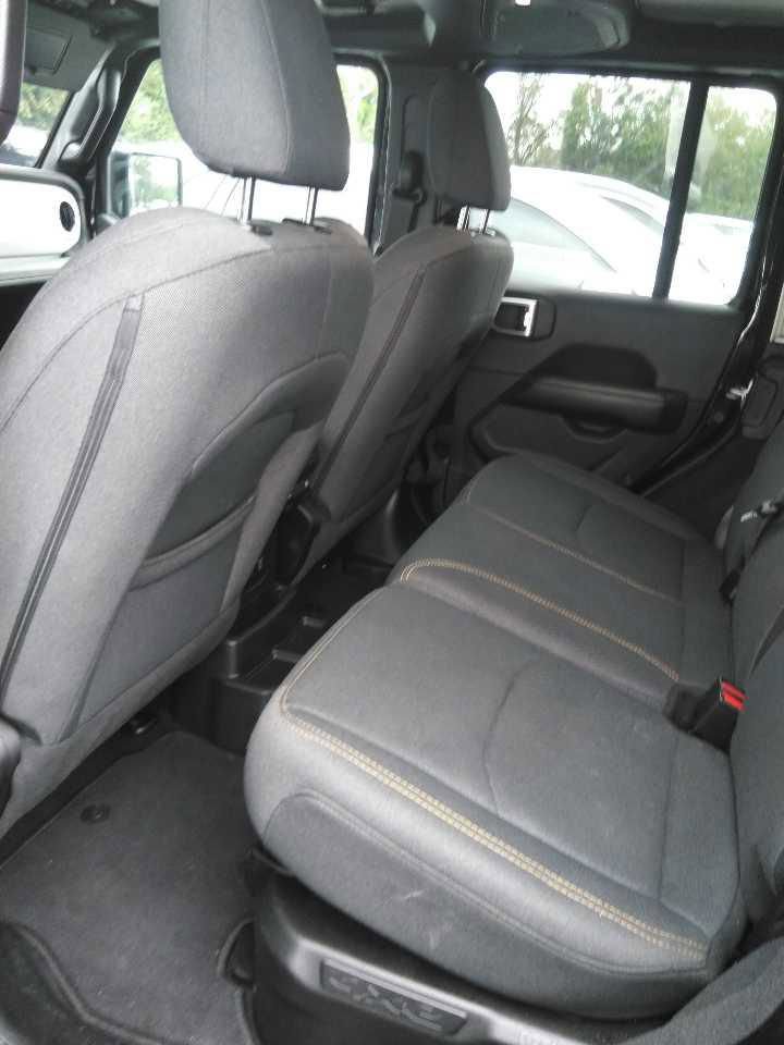 Used 2024 Jeep Wrangler Unlimited Sahara AWD/4WD image 12