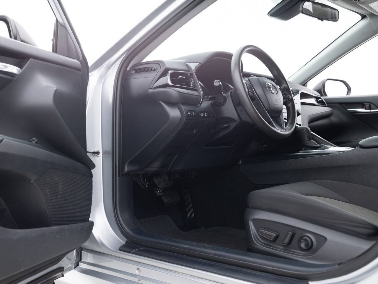 Used 2020 Toyota Camry LE FWD image 24