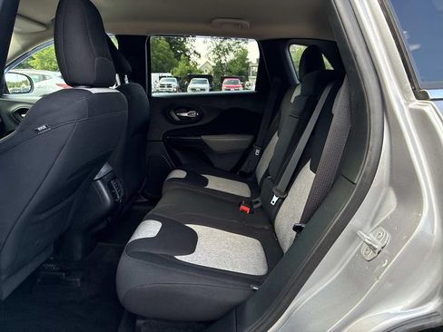 Used 2014 Jeep Cherokee Latitude w/ Comfort/Convenience Group AWD/4WD image 16