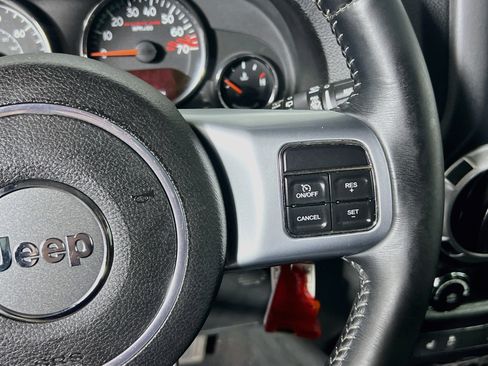 Used 2015 Jeep Wrangler Unlimited Rubicon AWD/4WD image 19