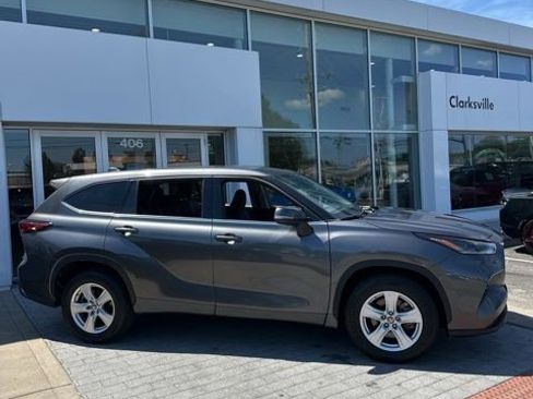 Used 2021 Toyota Highlander LE FWD image 4