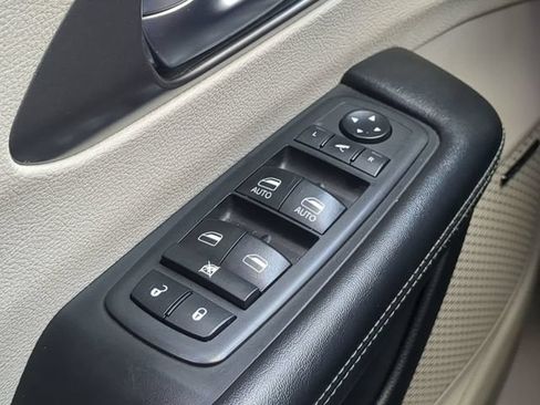 Used 2019 Chrysler Pacifica Limited w/ Advanced Safetytec Group FWD image 30
