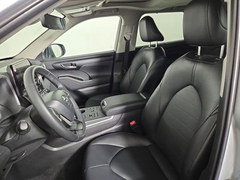 Used 2025 Toyota Highlander XLE AWD/4WD image 13