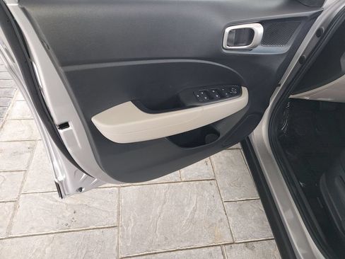 Used 2025 Hyundai Venue SEL FWD image 29