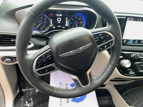 Certified 2022 Chrysler Pacifica Touring-L image 13