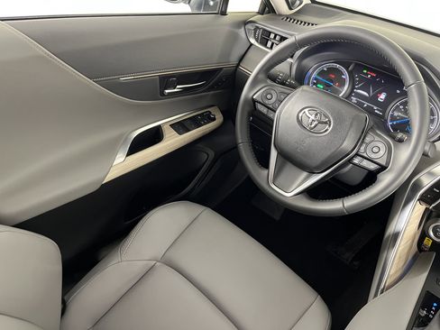 Certified 2024 Toyota Venza XLE AWD/4WD image 9