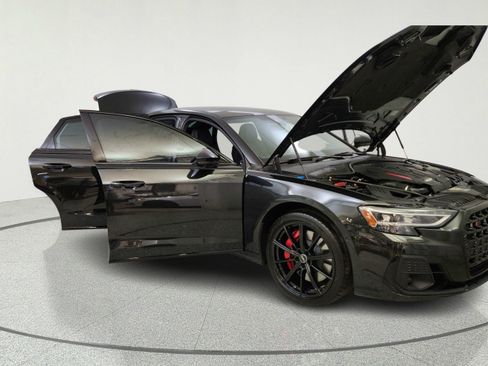 Used 2022 Audi S8 w/ S8 Comfort Plus Package AWD/4WD image 11