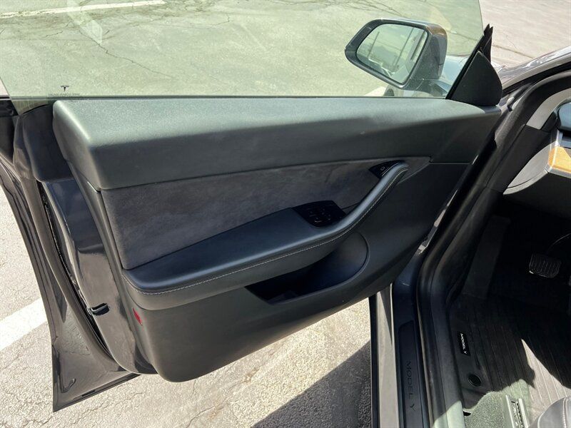 Used 2021 Tesla Model Y Long Range AWD/4WD image 18