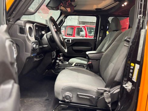 Used 2024 Jeep Wrangler Unlimited w/ Convenience Group AWD/4WD image 9