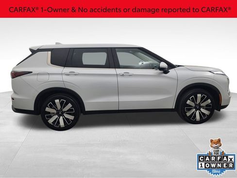 Used 2025 Mitsubishi Outlander SE image 2