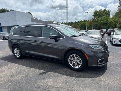 Used 2023 Chrysler Pacifica Touring-L FWD image 3
