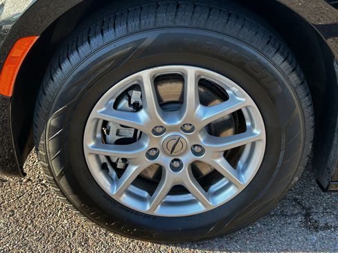 Certified 2024 Chrysler Pacifica Touring-L image 8