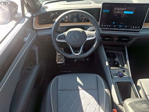 Certified 2025 Volkswagen Tiguan SEL R-Line AWD/4WD image 11