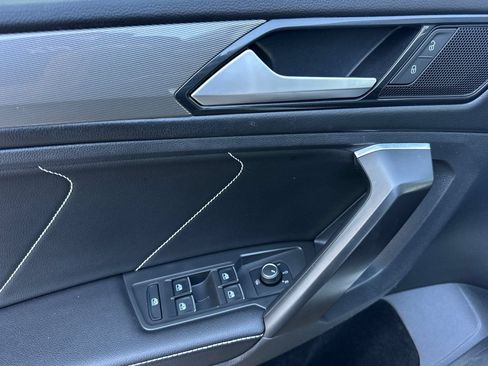 Used 2022 Volkswagen Tiguan SE w/ Panoramic Sunroof Package FWD image 11