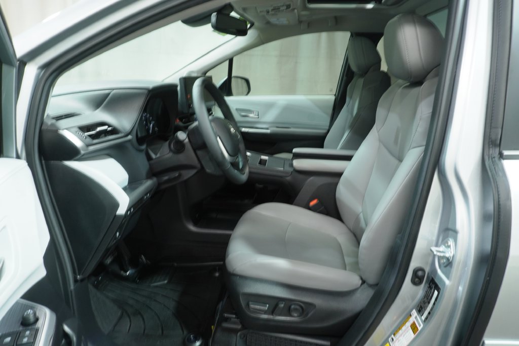 Used 2025 Toyota Sienna XLE w/ XLE Plus Package AWD/4WD image 11