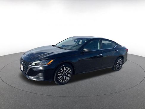 Used 2025 Nissan Altima 2.5 SV FWD image 8