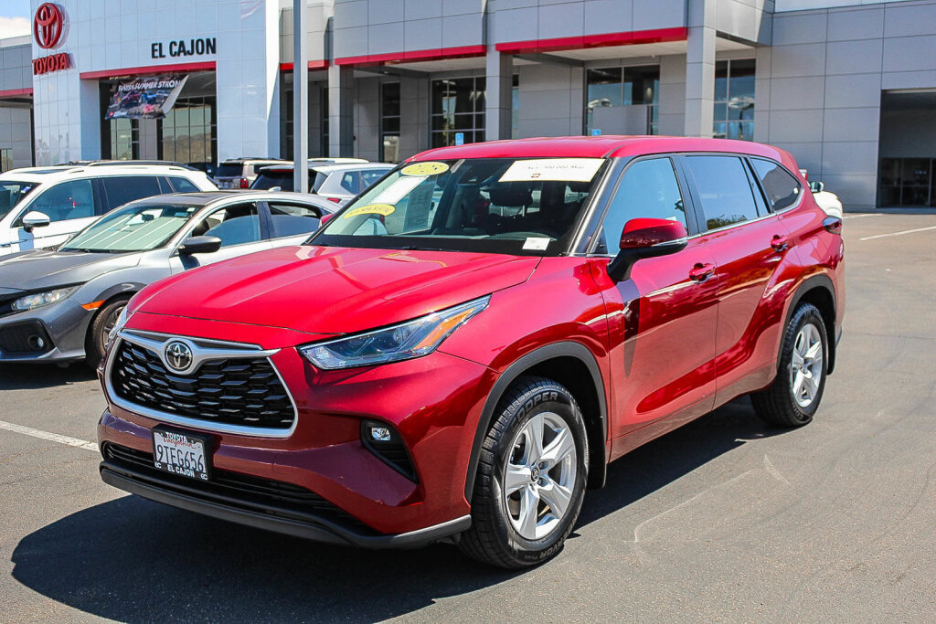 Used 2025 Toyota Highlander LE FWD image 21