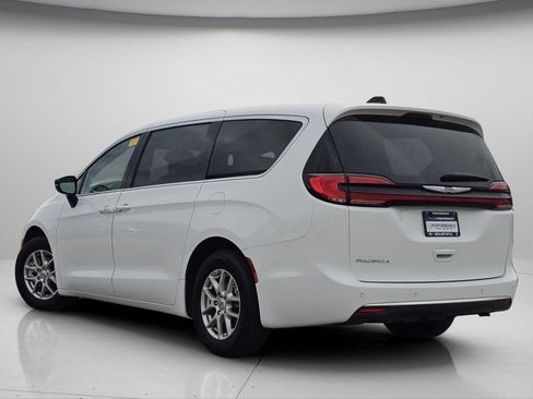 Used 2024 Chrysler Pacifica Touring-L FWD image 19