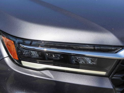 Certified 2025 Honda Pilot Touring image 6