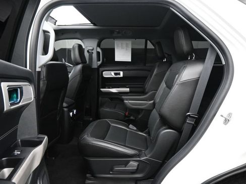 Used 2022 Ford Explorer Limited w/ Equipment Group 301A AWD/4WD image 17